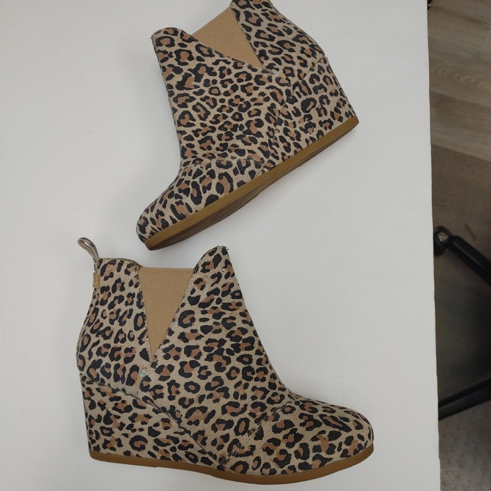 TOMS Women's Kelsey Leopard Round Toe Wedge Fashion Boot Size 10